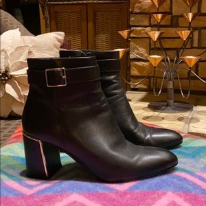 Black heeled bootie with buckle